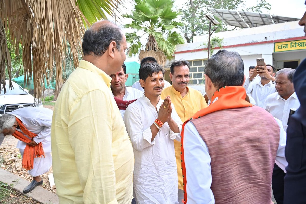 madanrrathore's tweet photo. प्रतापगढ़ प्रवास के दौरान प्रतापगढ़ एवं निम्बाहेड़ा में आयोजित स्वागत कार्यक्रमों में सहभागिता की।

इस अवसर पर विधायक श्रीचंद कृपलानी जी, कैबिनेट मंत्री श्री हेमंत मीणा जी, सांसद श्री दामोदर अग्रवाल जी, प्रदेश कार्य समिति सदस्य श्री पिंकेश पोरवाल जी, जिला अध्यक्ष श्री महावीर सिंह कृष्णावत जी, उदयपुर देहात जिला महामंत्री श्री कन्हैया लाल मीणा जी सहित पार्टी के पदाधिकारी एवं कार्यकर्ता उपस्थित रहे।

सभी सम्मानित जनों से आत्मीय भेंट एवं संगठनात्मक विषयों पर सार्थक संवाद हुआ। इस स्नेह, सम्मान एवं आत्मीय स्वागत के लिए सभी का हृदय से आभार।
.
@BJP4India @BJP4Rajasthan
