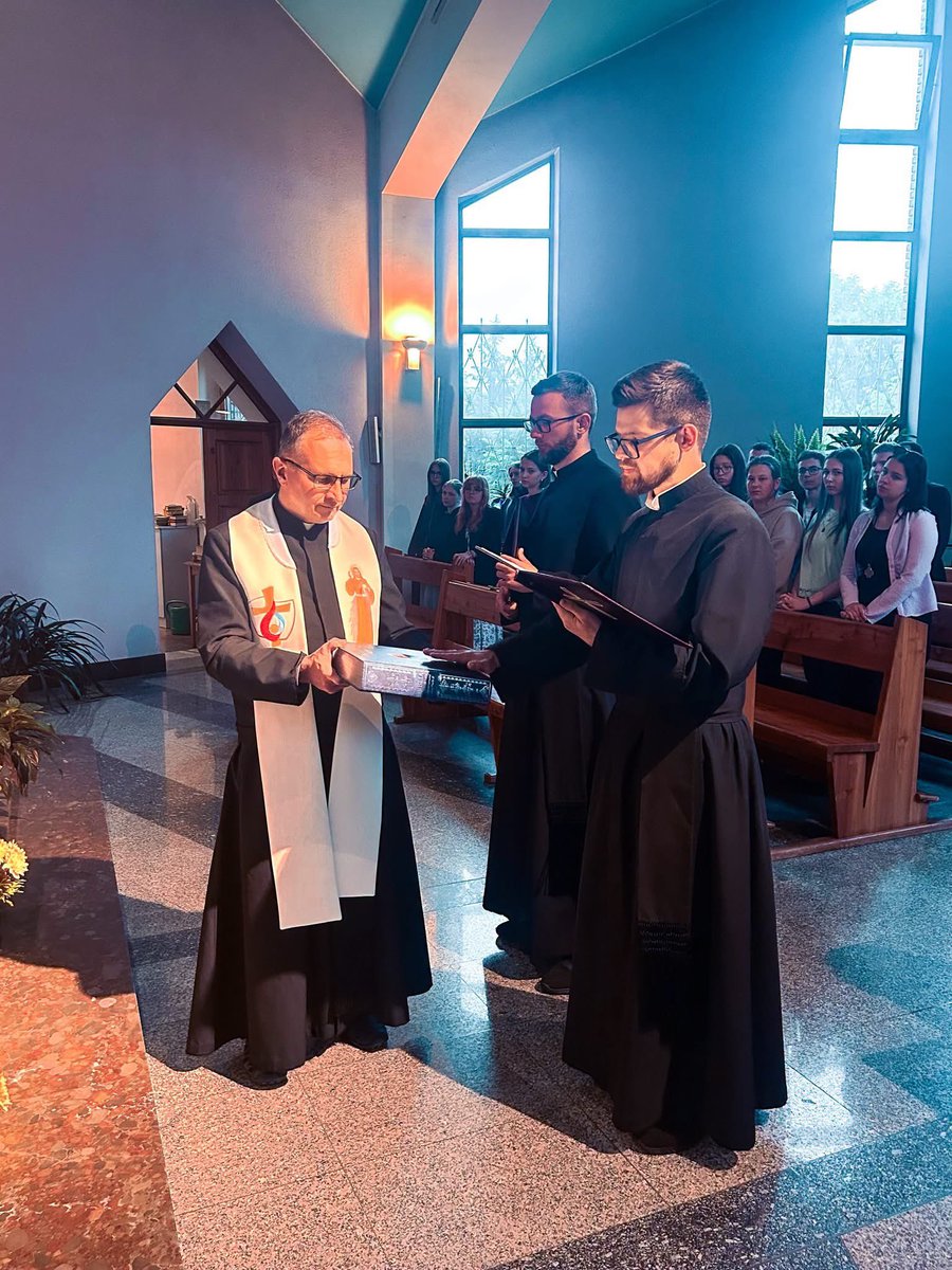 pijarzy's tweet photo. 12 czerwca w kaplicy św. Józefa Kalasancjusza w parafii Matki Bożej Ostrobramskiej w Krakowie dk. Bartosz i dk. Jakub złożyli wyznanie wiary. 
Jest to obrzęd poprzedzający przyjęcie świeceń kapłańskich. 
#pijarzy #scolopi https://t.co/h5l0QV6J9W