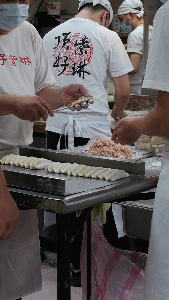 Chitoseose's tweet photo. オープンキッチンで焼かれている蒸し餃子は、とても美味しそうに見える。 https://t.co/oVKssRTI8e