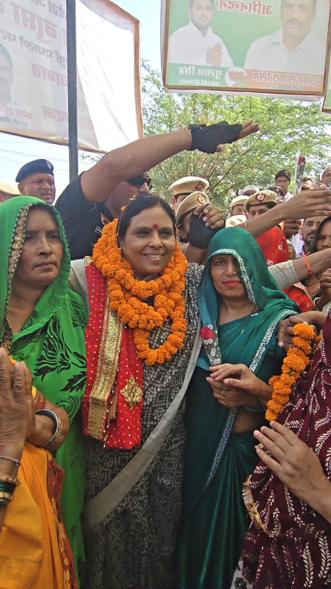 BJP4Haryana's tweet photo. प्रदेश अध्यक्ष @bjparchanagupta जी के आज नूंह आगमन पर हरियाणा सरकार के पूर्व मंत्री माननीय कुंवर संजय सिंह जी एवं उपस्थित सम्मानित साथियों ने उनका भव्य एवं आत्मीय स्वागत किया।

इस अवसर पर प्रदेश अध्यक्ष जी ने सभी के स्नेह, सम्मान एवं आत्मीयता के लिए हृदय से आभार व्यक्त किया।

कार्यक्रम के दौरान एक अत्यंत भावुक एवं प्रेरणादायक दृश्य देखने को मिला, जब प्रदेश अध्यक्ष जी ने लाडली बेटियों को चुनरी ओढ़ाकर उनका सम्मान किया तथा उन्हें उज्ज्वल भविष्य के लिए शुभाशीर्वाद प्रदान किया। उन्होंने कहा कि बेटियाँ हमारे समाज की शक्ति, संस्कार और भविष्य की आधारशिला हैं। बेटियों का सम्मान हमारी संस्कृति और संस्कारों की सुंदर झलक है।