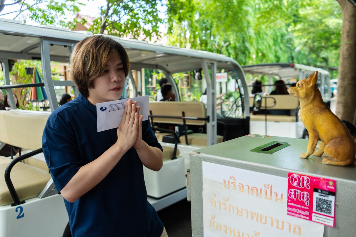 CM2Connect's tweet photo. ระยะทางไม่ใช่อุปสรรค! ของพลังรักบริสุทธิ์ "คชา นนทนันท์" และ "ชาวฮิปโป" ขอจับมือทำสิ่งดี ๆ ร่วมบริจาคช่วยเหลือสัตว์พิการ

เรียกได้ว่าเป็นอีกหนึ่งเรื่องราวดี ๆ ที่สร้างรอยยิ้มและอิ่มเอมใจไปตาม ๆ กัน เมื่อนักร้อง-นักแสดงหนุ่มอารมณ์ดี "คชา-นนทนันท์ อัญชุลีประดิษฐ์" ได้ร่วมกับครอบครัว และกลุ่มแฟนคลับสุดที่รักที่เรียกกันติดปากว่า "ชาวฮิปโป" จัดทริปทำบุญเล็ก ๆ แต่เปี่ยมไปด้วยความหมาย

โดยในทริปนี้ คชา และ ครอบครัว  พร้อมด้วยแฟนคลับ ได้ร่วมกันเดินทางไปยัง มูลนิธิบ้านสงเคราะห์สัตว์พิการ (บางเลน) เพื่อนำสิ่งของเครื่องใช้ที่จำเป็นสำหรับสัตว์ รวมถึงมอบเงินบริจาคจำนวน 30,000 บาท เพื่อสนับสนุนทางมูลนิธิในการดูแลรักษาและฟื้นฟูสัตว์พิการที่อยู่ในความดูแล ซึ่งบรรยากาศเต็มไปด้วยความสดใส สุขใจ และเป็นกันเองอย่างมาก 

ทางเพจแฟนคลับได้เผยความรู้สึกถึงทริปนี้ว่า “ขอให้ทุกคนสุขภาพแข็งแรง มีความสุขมาก ๆ นะครับ ขอขอบคุณฮิปโปทุกคนที่ร่วมทำบุญด้วยกันนะครับ” นอกจากจะได้อิ่มบุญจากการเป็นผู้ให้แล้ว งานนี้แฟนคลับยังได้อิ่มท้องและฟินกันถ้วนหน้า เพราะหนุ่มคชาและครอบครัวจัดเต็ม เสิร์ฟมื้ออาหารสุดอร่อยเลี้ยงขอบคุณแฟน ๆ จนต้องยกนิ้วให้ 

โดยแฟนคลับได้โพสต์ขอบคุณอย่างสุดซึ้งว่า “วันนี้อิ่มบุญแล้วฮิปโปยังอิ่มท้องด้วยครับ ขอขอบคุณคชาและครอบครัวสำหรับมื้อนี้นะครับ อิ่มอร่อย ยกนิ้วเลยครับ ทริปทำบุญสั้น ๆ ของเราแฮปปี้กันสุด ๆ ไปเลย”
แม้ว่าในหนึ่งปีอาจจะมีโอกาสได้รวมตัวพบปะกันเพียงแค่ครั้งสองครั้ง แต่ความผูกพันระหว่างศิลปินหนุ่มคนนี้กับแฟนคลับยังคงเหนียวแน่นไม่เสื่อมคลาย โดยทิ้งท้ายประโยคสุดซึ้งที่กินใจแฟน ๆ ว่า “ปีนึงเจอกันครั้งสองครั้งแต่ก็ยังมาเจอกันตลอด ขอบคุณที่มาเจอกันนะครับ” ถือเป็นอีกหนึ่งโมเมนต์ความน่ารักของหนุ่มคชาและชาวฮิปโปที่ทำเอาโลกโซเชียลอบอวลไปด้วยมวลความสุขจริง ๆ

#Kachanontanun