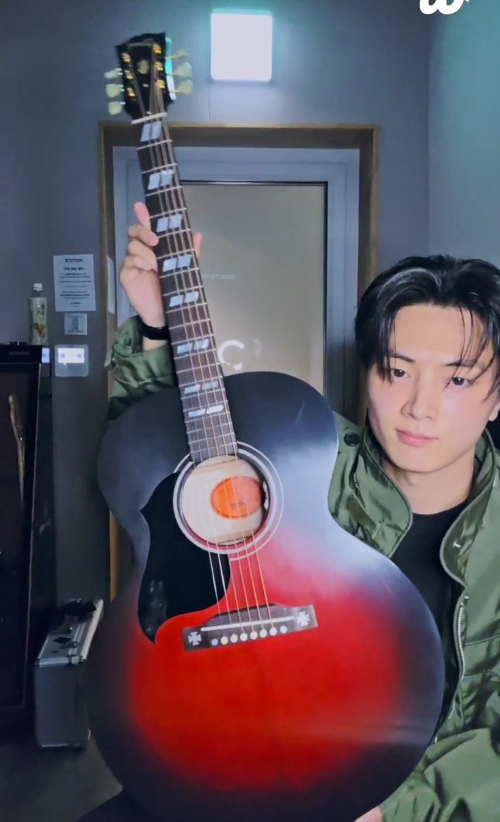 Enhagyy's tweet photo. Two of Jay’s guitars being named after characters from James Bond movies is so iconic.

The Acoustic Guitar (Vesper) was named after Vesper Lynd from Casino Royale

New Epiphone Signature Guitar (Raoul) named after Raoul Silva the main villain from Skyfall

Our biggest fanboy🥹🥹 https://t.co/kxgB9WRXet