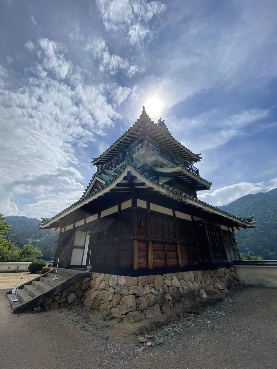 kokoper13's tweet photo. 岐阜神岡城
1564年武田信玄公の命により築城
昭和45年に三井鉱山が再現(資料がないので大山城を参考に)
中はコンクリート、外は木造、外観はなかなかオシャレ https://t.co/JqDkAednhU