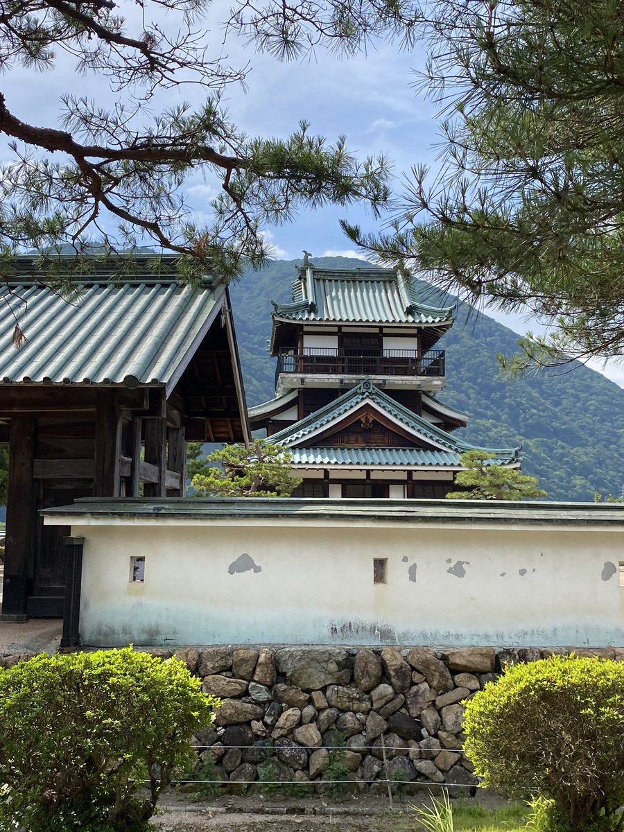 kokoper13's tweet photo. 岐阜神岡城
1564年武田信玄公の命により築城
昭和45年に三井鉱山が再現(資料がないので大山城を参考に)
中はコンクリート、外は木造、外観はなかなかオシャレ https://t.co/JqDkAednhU