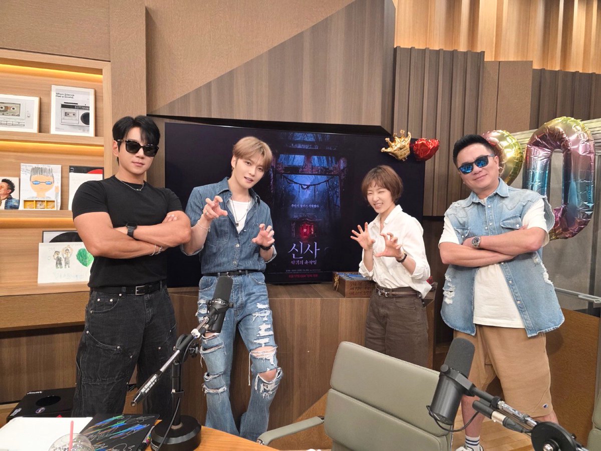 we_classic_'s tweet photo. ⚡속보⚡ <신사: 악귀의속삭임>⛩️
컬투쇼 접수 완료!

#김재중 #공성하 깜짝 출연 인증샷 📸

두 배우가 비주얼, 케미, 입담까지
다 하고 가셨다고...✨

👀보이는 라디오로 보러가기
▶️ https://t.co/cHr34ShGZt

#신사악귀의속삭임
#절찬상영중 https://t.co/5N34B05uK1
