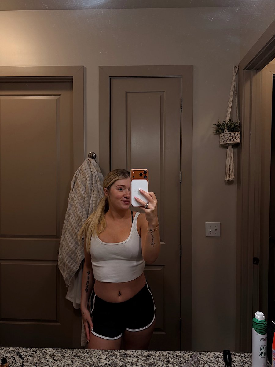 _itsjessmiller's tweet photo. Live tn (Thursday) 8pm CST @Fanfixio 💜 https://t.co/6tVKScWizZ