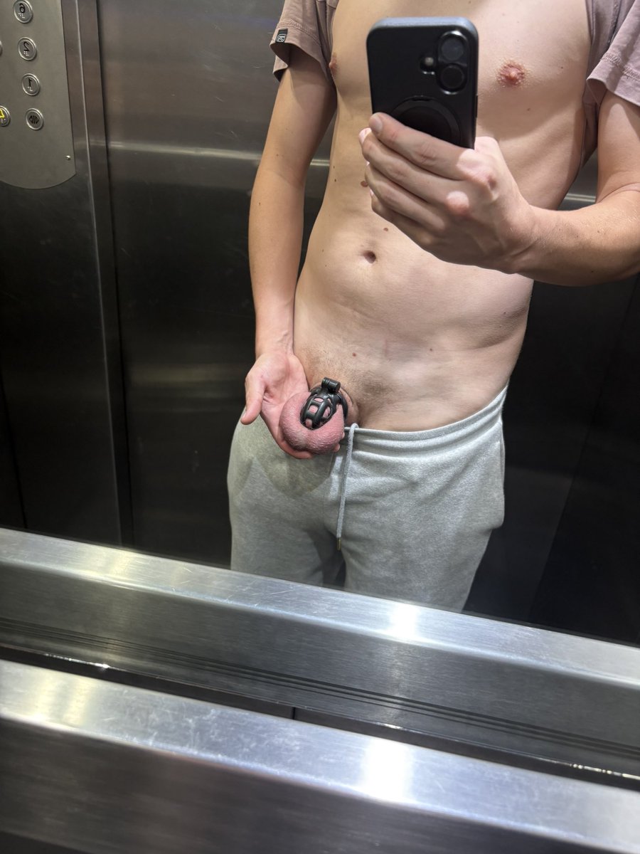 TheVoidePup's tweet photo. Let’s normalize elevator cage check. Where else should I do a chastity check?🐷🔐 

@CagedLegion @rugbyunion8 @lockedtf1 @lockedgays @GayChastity_RTs 

#cagecheck #malechastity #teamlocked #chastityclub https://t.co/N0n3TKYYKG