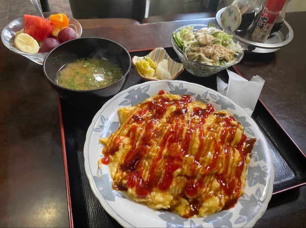 lasmeninas2018's tweet photo. 昭和レトロな純喫茶で
オムライスを食べるなう🐱 https://t.co/z6PvOH4MEi