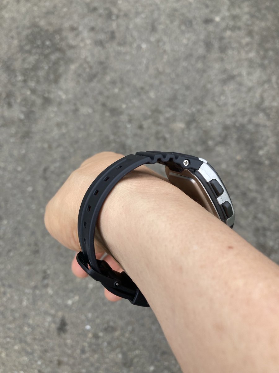 tenn823's tweet photo. このチプカシ、　w96
Ｇショックみたいにバンドがビス留めだから、ルーズに着けると、こんな感じに腕に丸くなります👍
接触面積が減って
蒸し暑くても、ラバーでいける！というのは

ありがたい〜✌️ https://t.co/awtx4l3LGN