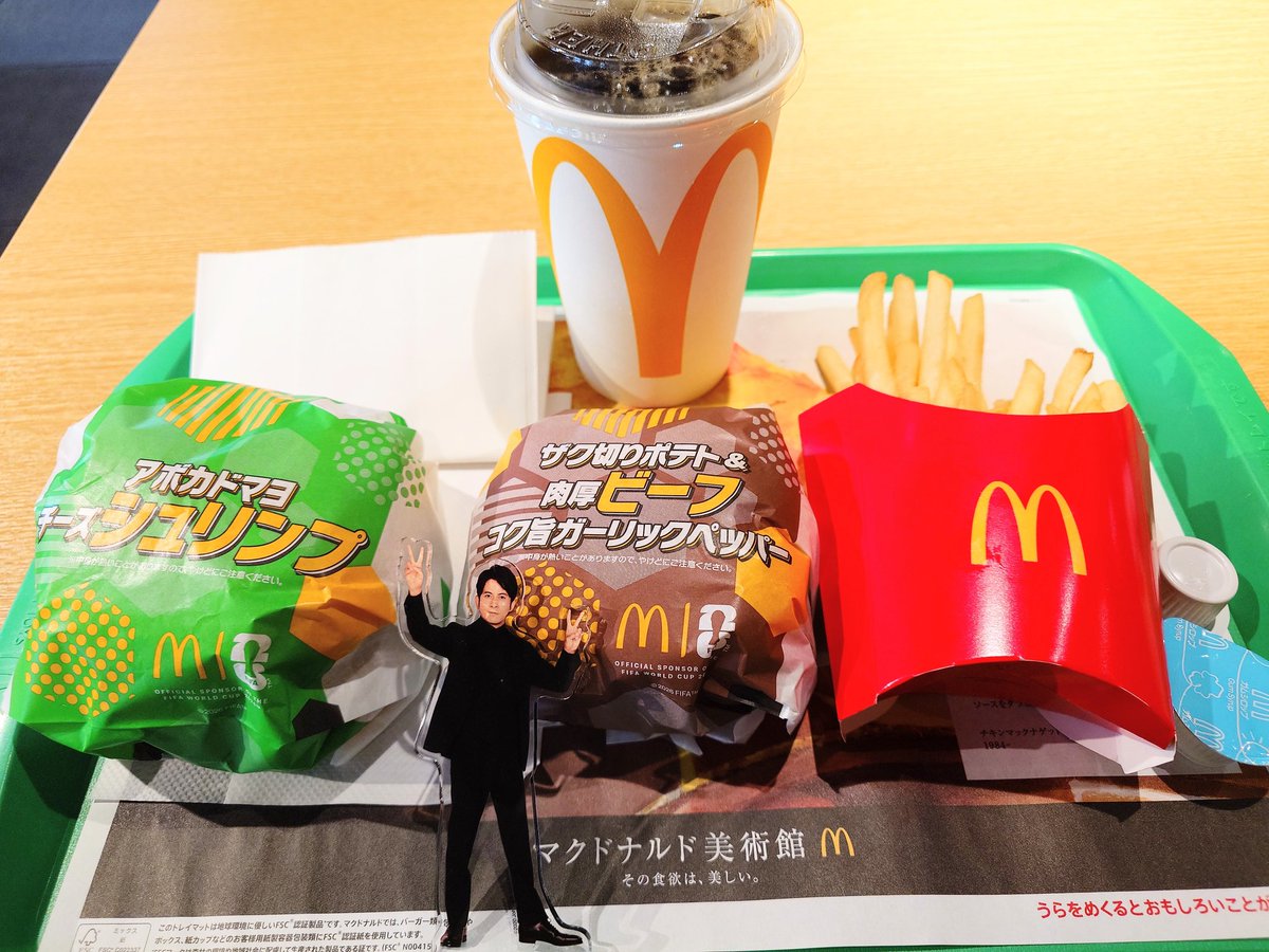 11_disk_18's tweet photo. トニコングッズ購入後、マックへ！！
食いしん坊はバーガー2個食べた😏
エビプリプリで美味しかった😋

#マクドナルド
#VIVAワールドマック
#岡田准一 https://t.co/yud6htdsRl