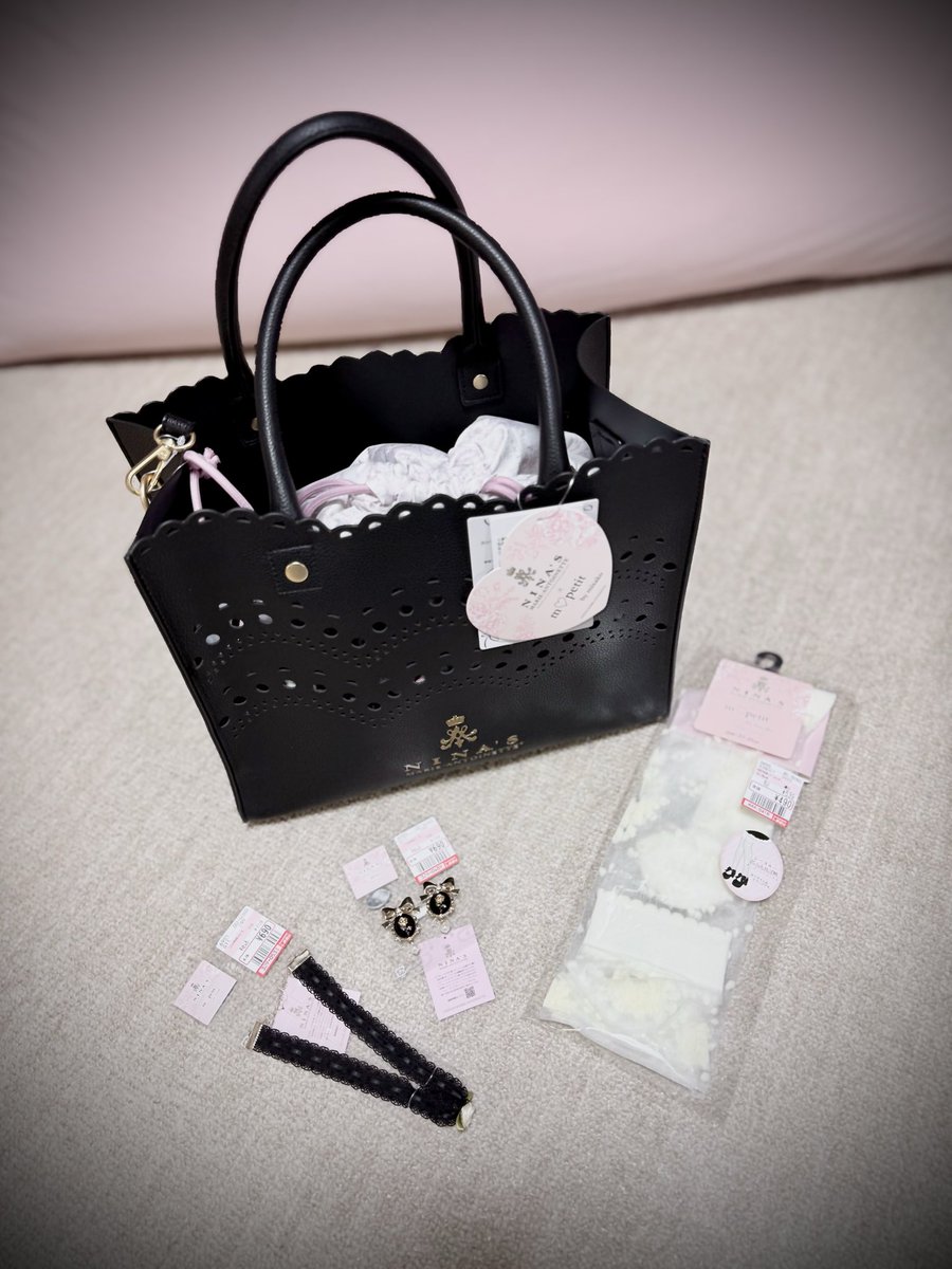 7manami81's tweet photo. 今回のしまみさ購入品は黒が多めです🖤
バッグは大容量でファイルやペットボトルも余裕で入りました💓
さっそく、デニムとシャツでカジュアルに合わせてみました💕 https://t.co/94ue4HO9pE