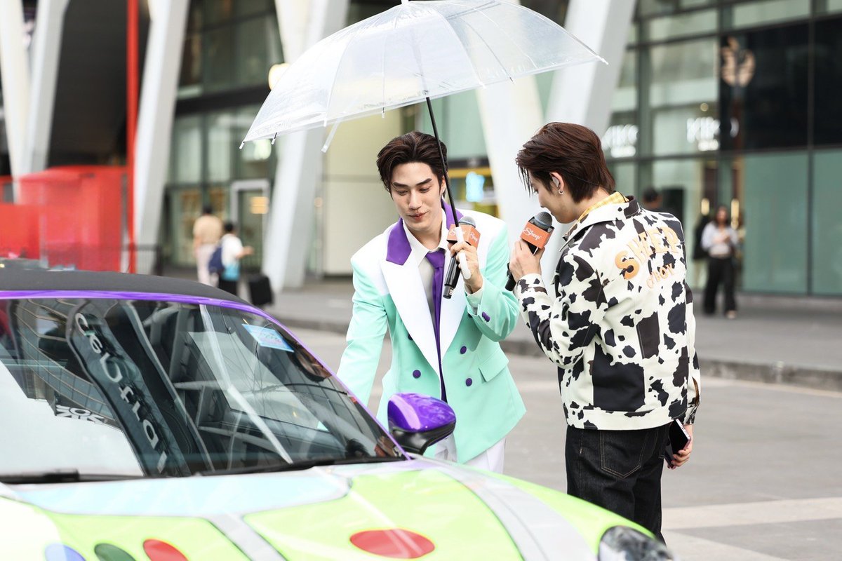 Hello_asian's tweet photo. เริ่ดสมมงพรีเซนเตอร์ ลูกรักพี่ SHEEP !!!

#เติ้ลเฟิร์สวัน ขับ Sport Car  ธีม Buzz Lightyear  เปิดตัวเคสคอลเลคชั่น TOY STORY 5  
SHEEP เปิดพื้นที่รวมพลแฟนคลับสร้างโมเม้นต์สุดพิเศษ  ในงาน SHEEP 555 

SHEEP TFO TOY STORY 5
#SHEEP555xTleFirstone 
#TleFirstone 

 สร้างความคึกคักให้กับแฟนๆตั้งแต่วินาทีแรก เมื่อสองหนุ่มคู่ดูโอ้แห่งปีเติ้ล-เฟิร์สวัน ร่วมงาน SHEEP 555 เปิดตัวเคสคอลเลคชั่นใหม่ TOY STORY 5 ของSHEEPแบรนด์เคสและแก็ดเจ็ตสัญชาติไทย   พร้อมด้วยพลอยและปุยฝ้าย นักแสดงจากซีรีส์ Shades มาร่วมสร้างสีสันภายในงาน ณ ศูนย์การค้าเซ็นทรัลเวิลด์  
                         ไฮไลท์สำคัญเริ่มต้นเมื่อ “เติ้ล-มติมันท์ ศรีบุญเรือง” และ “เฟิร์สวัน-วรรณกร เรืองรัตน์” คอลเลคชั่นพรีเซ็นเตอร์ของแบรนด์ SHEEP  โดยเติ้ลปรากฏตัวในลุค SHEEP Ranger ขณะที่เฟิร์สวันมาในลุค SHEEP Cowboy  พร้อมถือเคส Chromatic Canvas สีม่วงและสีน้ำเงิน ที่ใช้เฉพาะกับมือถือ Samsung ถ่ายทอดคาแรกเตอร์ผ่านแฟชั่นดีไซน์ ได้อย่างโดดเด่น  พร้อมขับSportCar คันพิเศษที่ถูก Wrap ด้วยลวดลายพิเศษธีม Buzz Lightyear ในโทนสีม่วงและสีเขียว  ท่ามกลางเสียงฮือฮาจากคนที่อยู่บริเวณนั้นมารอชมอย่างคับคั่ง   ความพิเศษยังไม่หมดเพียงเท่านั้น ระหว่างช่วงอยู่ในรถทั้งคู่ยังถ่ายทอดบทเพลง “กลิ่นฝน” เพลงที่แฟนๆด้อมติดฝนคุ้นเคย สร้างบรรยากาศอบอุ่นและโรแมนติค  พร้อมส่งโมเม้นต์ผ่านการไลฟ์ให้แฟนๆได้ติดตามร่วมชมไปพร้อม ๆกัน       
                         หลังจากลงจากรถเติ้ล-เฟิร์สวันได้เดินเข้างาน  พร้อมเปลี่ยนเคสร่วมพูดคุยโชว์เคสคอลเลคชั่นใหม่ TOY STORY 5 ได้อย่างลงตัว   ด้านนักแสดงสาวจากซีรีส์ Shades อย่าง ปุยฝ้าย-ธาราทิพย์ ใบแสง และ พลอย-จุฑามาศ ปกร์วรวงศ์ แปลงโฉมเป็นJessie ราวกับหลุดออกมาจากภาพยนตร์Toy Story พร้อมร่วมโชว์เคส TOY STORY 5  สร้างสีสันและพลังของคอลเลคชั่นนี้ได้อย่างมีชีวิตชีวา จากนั้น เติ้ล เฟิร์สวัน ร่วมเดินชม TOY Exhibition และโชว์ของสะสมของเล่นส่วนตัว ลูกบอลและตุ๊กตาหมา  โดยสองหนุ่มเติ้ล-เฟิร์สวันยังได้เดินพรมแดง ร่วมงาน Thailand Gala Premiere ภาพยนตร์แอนิเมชัน Toy Story 5  อีกด้วย 
                     โดยงานนี้ นายอภินันท์ ตรีรัตน์พิจารณ์ (คุณตุ่ย) Founder & CEO บริษัท ชีพ แก็ดเจ็ต จำกัด  ร่วมเปิดเผยคอนเซ็ปต์ SHEEP 555 เกิดขึ้นจากแนวคิดการเชื่อมแบรนด์สินค้าและประสบการณ์เข้าด้วยกันผ่าน 3 คอนเซ็ปต์หลัก พร้อมส่งต่อความสนุกและการเป็นตัวของตัวเองผ่านคอลเลคชั่นล่าสุด             ของแบรนด์SHEEP