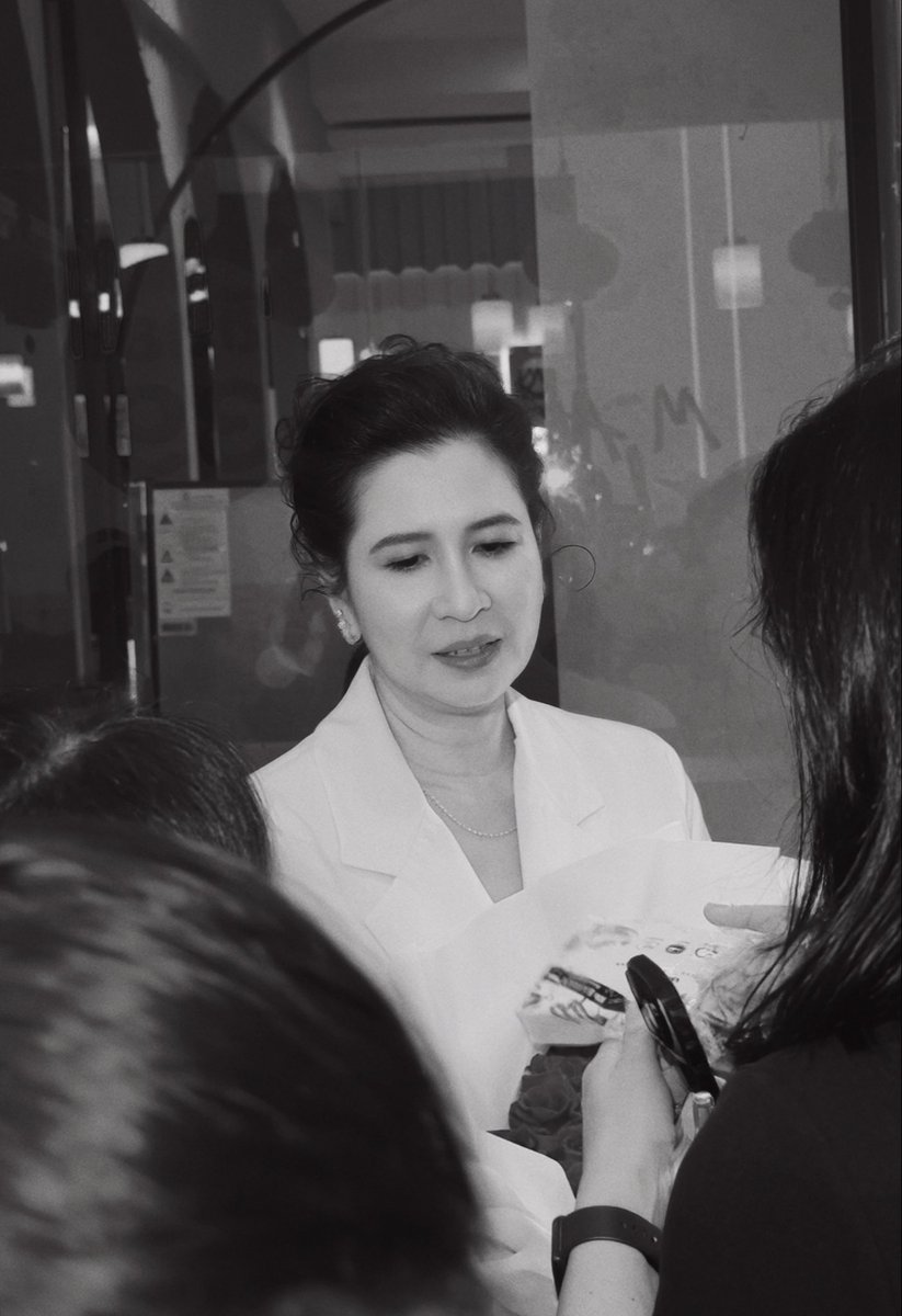 porporlyu's tweet photo. แสนไกลก็ยังเจิดจรัส
#สอดสร้อยมาลาFinalEP https://t.co/JMMFclG4vc