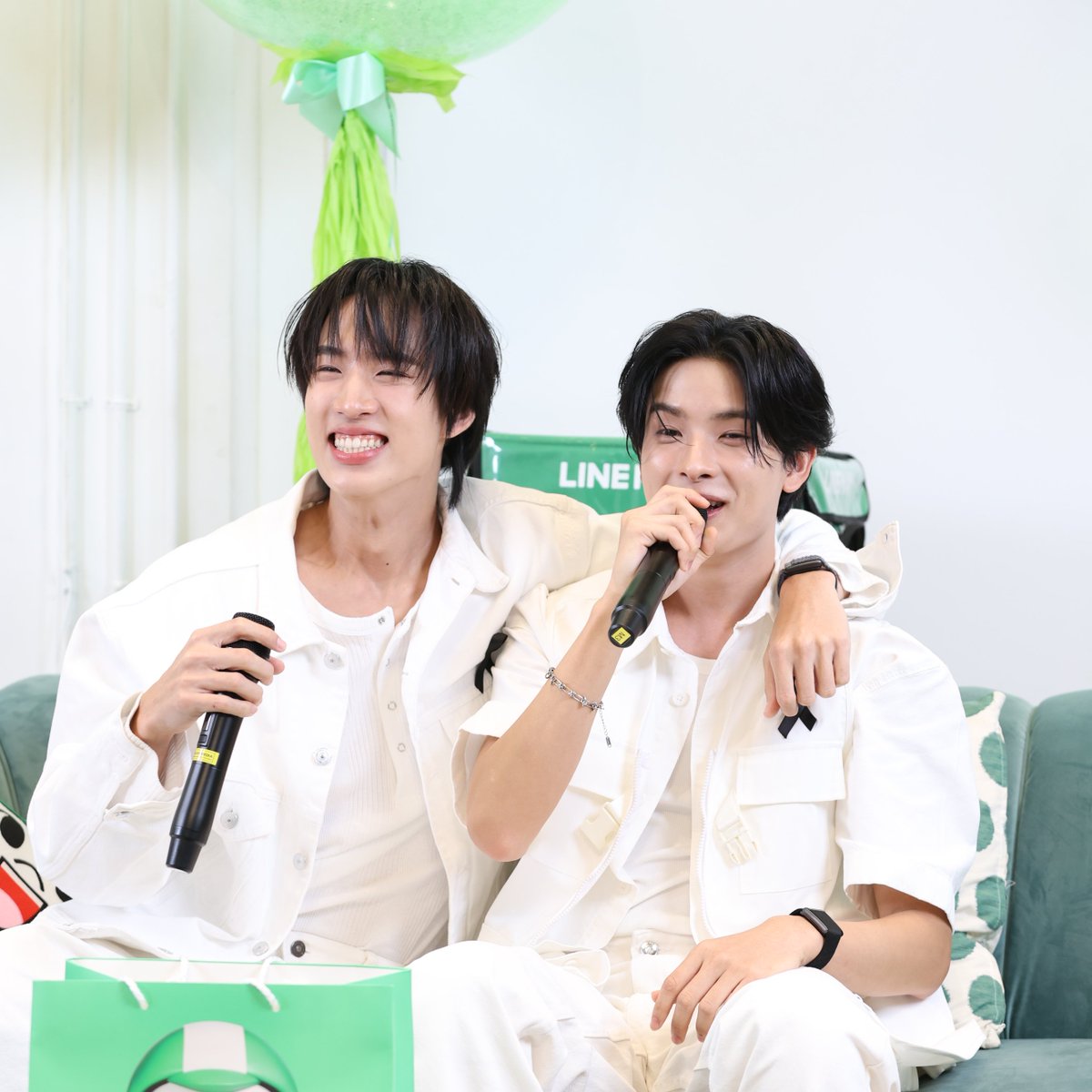 LINEMAN_TH's tweet photo. ลดแสงเกือบไม่ทันเพราะความหล่อพวกแกมันสว่างเกิน

📲 https://t.co/rYFurpdwDT

BUS x LINE MAN LIVE
#LINEMANถูกสุดทุกวันxBUS
#LINEMANถูกสุดทุกวัน
#LINEMANWongnaiUsersChoice

*เงื่อนไขเป็นไปตามที่ LINE MAN กำหนด ตามข้อกำหนดที่ได้มีการเผยแพร่ตามช่องทางเว็บไซต์ https://t.co/84mzyJKL5u https://t.co/L2OexJcJ8n