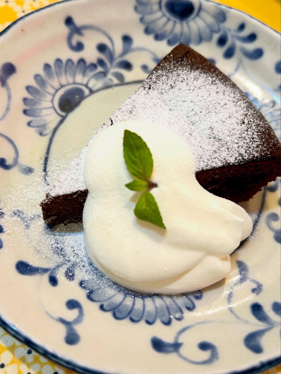 soba_uta's tweet photo. そして今月のケーキは、

「ミントガトーショコラ」です。

定番の濃厚で甘さ控えめなガトーショコラに、フレッシュミントを刻んで混ぜ込み、後味すっきりな美味しさです。 https://t.co/cuMO65JFhf