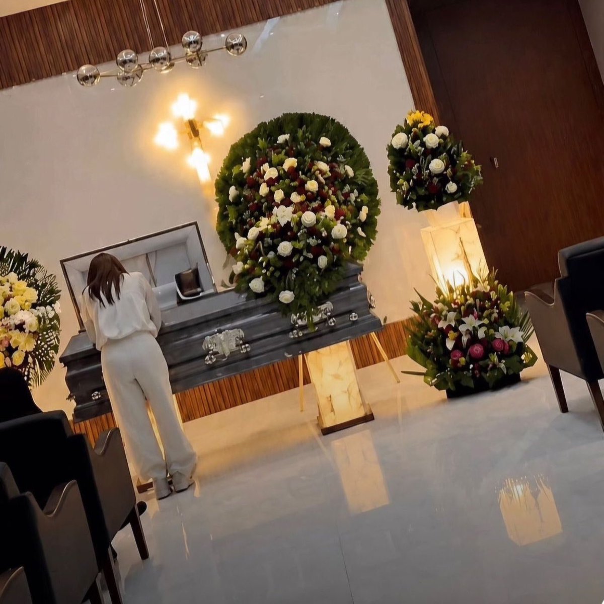 dimelokeni's tweet photo. Kimberly Loaiza apareciendo en el funeral de su mamá, después de haberse alejado de ella  más lo necesitaba.

Que mal ser humano eres Kimberly Loaiza. https://t.co/2TOlcQCHr9