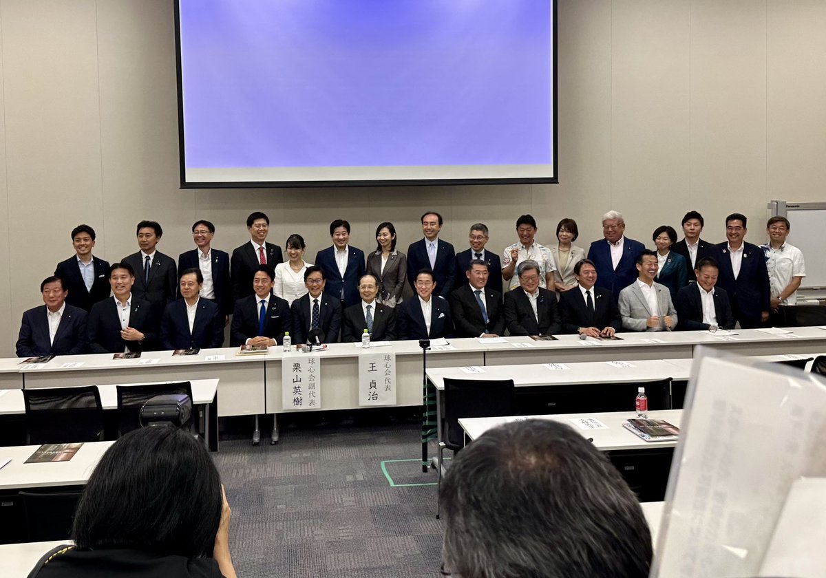 junyaog's tweet photo. 【小川代表と野球⚾️】

昨日、超党派で結成された
「野球の未来を考える議員連盟」の臨時総会が開催されました。

小川代表は副幹事長を務めています。
（本人の代理で秘書が参加いたしました）

実は小川代表、

✔️ 高松市選抜チームに選ばれたものの補欠。そこでプロ野球選手の夢を諦めたそうです😅

✔️ 高松高校野球部出身で、マスターズ甲子園にも参加

✔️ 高校1年生の時、打撃投手のネットを抜けてきたピッチャーライナーが直撃し、頭蓋骨を骨折したことも😳

✔️ 少年野球の始球式は全力投球。ナイスボールで歓声が上がると最高に嬉しいそうです😄

✔️ 昨年の民主主義ユースフェスティバルでは、なんと高校生のキャッチボールに飛び入り参加😲

✔️ 中畑清さんとの対談では大盛り上がり！？
https://t.co/jDhcKz8jgz

野球少年だった経験も胸に、
子どもたちが野球やスポーツを楽しめる環境づくりを応援していきます⚾️

（小川淳也事務所）

＊

（余談ですが）
王貞治さんがスタッフの話に前のめりで目を見ながら耳を傾け、
栗山英樹さんも常に話し手の方を向いて頷きながら聞いておられた姿が印象的でした。

世界の舞台で結果を出し、
世界一の運を掴む方は違うなと、
僭越ながら感じました。

（事務所スタッフ）

▼ 詳しくはこちら
https://t.co/CAden6eYYC