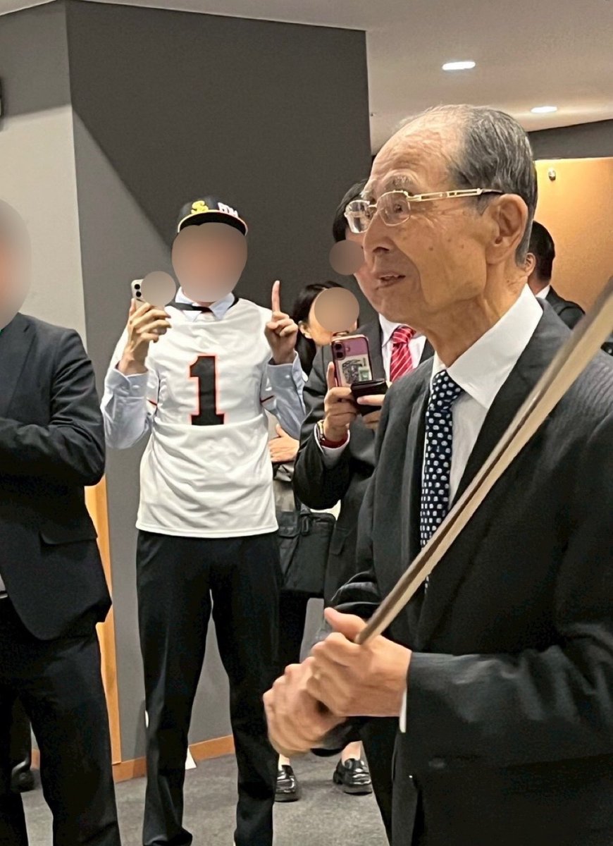 junyaog's tweet photo. 【小川代表と野球⚾️】

昨日、超党派で結成された
「野球の未来を考える議員連盟」の臨時総会が開催されました。

小川代表は副幹事長を務めています。
（本人の代理で秘書が参加いたしました）

実は小川代表、

✔️ 高松市選抜チームに選ばれたものの補欠。そこでプロ野球選手の夢を諦めたそうです😅

✔️ 高松高校野球部出身で、マスターズ甲子園にも参加

✔️ 高校1年生の時、打撃投手のネットを抜けてきたピッチャーライナーが直撃し、頭蓋骨を骨折したことも😳

✔️ 少年野球の始球式は全力投球。ナイスボールで歓声が上がると最高に嬉しいそうです😄

✔️ 昨年の民主主義ユースフェスティバルでは、なんと高校生のキャッチボールに飛び入り参加😲

✔️ 中畑清さんとの対談では大盛り上がり！？
https://t.co/jDhcKz8jgz

野球少年だった経験も胸に、
子どもたちが野球やスポーツを楽しめる環境づくりを応援していきます⚾️

（小川淳也事務所）

＊

（余談ですが）
王貞治さんがスタッフの話に前のめりで目を見ながら耳を傾け、
栗山英樹さんも常に話し手の方を向いて頷きながら聞いておられた姿が印象的でした。

世界の舞台で結果を出し、
世界一の運を掴む方は違うなと、
僭越ながら感じました。

（事務所スタッフ）

▼ 詳しくはこちら
https://t.co/CAden6eYYC