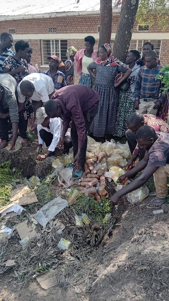 rwimbogo_secto's tweet photo. @Mamaurwagasabo1 @GatsiboDistrict @Rwandapolice @RwandaEast Ku bufatanye n'inzego zibanze n"iz'umutekano zikorera mu murenge, hafashwe abakora n'abacuruza izi nzoga  zitemewe zirangiizwa, kandi dukomeje Ingamba zo gukumira abazikora, no gushishikariza abaturage gutangira amakuru ku gihe ku babigiramo uruhare.@RwandaLocalGov https://t.co/dUTOLdbjCB