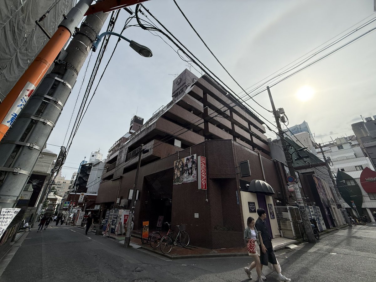 NCP131_Seiyan's tweet photo. 昨日で3年間住んだ歌舞伎町とバイバイしてきました
ホテル街の真ん中にあって、なかなか特殊な人がたくさん住んでるマンションで毎日刺激的でした

もう住むことはないと思うけど貴重な経験😁 https://t.co/eaMtnG9nKg