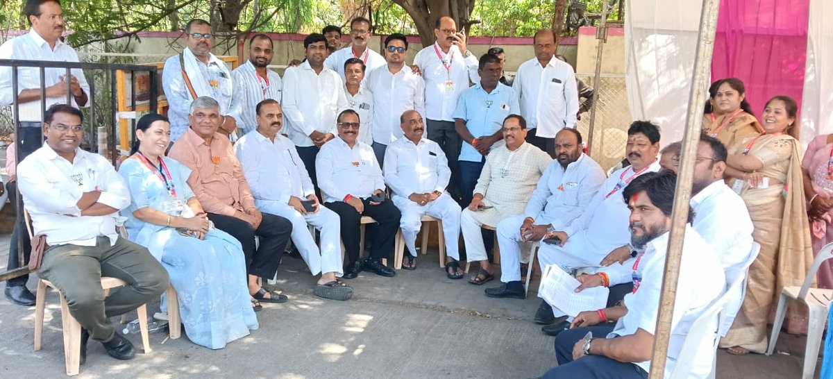 KishorShitole8's tweet photo. छत्रपती संभाजीनगर-जालना स्थानिक स्वराज्य संस्था निवडणुकीचे भारतीय जनता पक्षाचे अधिकृत उमेदवार श्री. सुहास शिरसाठ यांना निवडून आणण्यासाठी महायुतीच्या सर्व नगरसेवकांची प्रबळ एकजूट.
#स्थानिक_स्वराज्य_संस्था_निवडणूक #LocalBodyElection #छत्रपति_संभाजीनगर #bjp #Leadership https://t.co/FlsQIbmsof