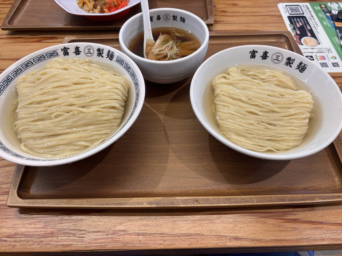 kakesyou_'s tweet photo. やっぱりここのつけ麺は美味い。
600gは腹パンです。
おかげで約２ヶ月で3キロも太った🐖 https://t.co/6oQUkJWBEU
