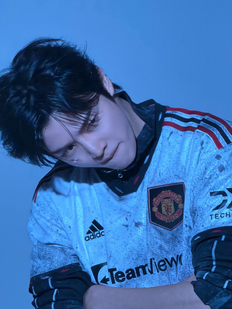 bobabambi's tweet photo. GRRRRAAHHH LIVE LONG ENOUGH TO WITNESS SYONGNEN BERSAMA DALAM SATU FOTO SETELAH SATU DASAWARSA DAN SYONGNYA PAKE JERSEY???? A WIN FOR ME https://t.co/9xAztgBs7c