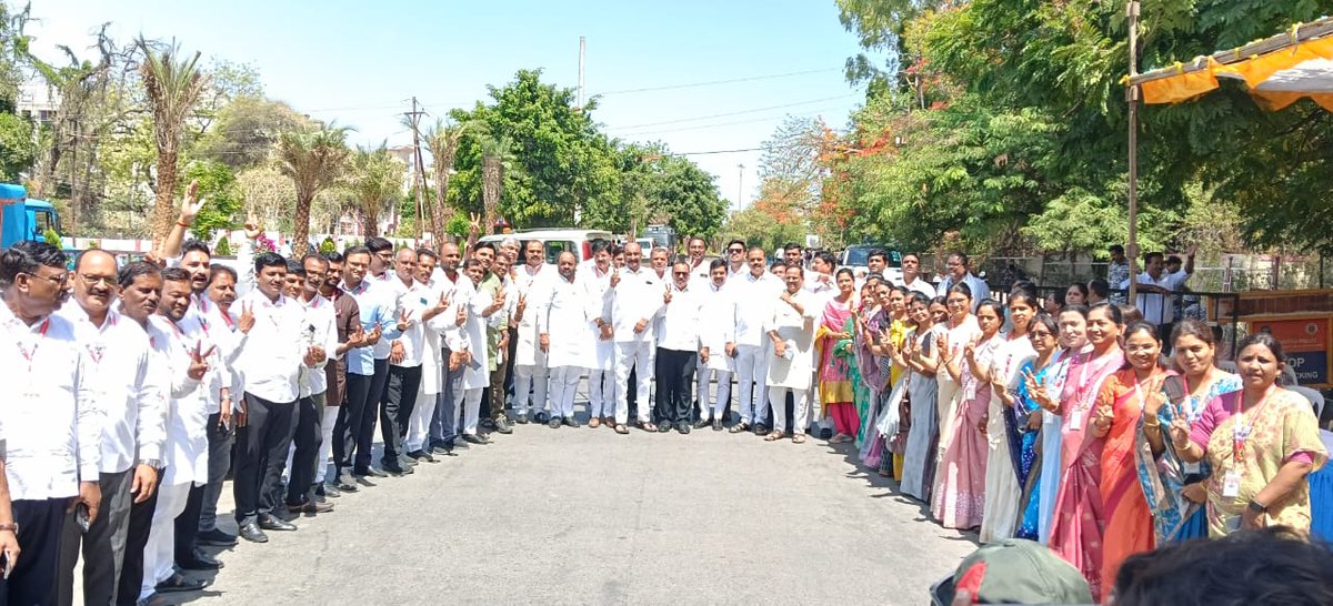 BJPCSNCity's tweet photo. छत्रपती संभाजीनगर-जालना स्थानिक स्वराज्य संस्था निवडणुकीचे भारतीय जनता पक्षाचे अधिकृत उमेदवार श्री. सुहास शिरसाठ यांना निवडून आणण्यासाठी महायुतीच्या सर्व नगरसेवकांची प्रबळ एकजूट.
#स्थानिक_स्वराज्य_संस्था_निवडणूक #LocalBodyElection #छत्रपति_संभाजीनगर #bjp #Leadership https://t.co/R3qFWMyMej