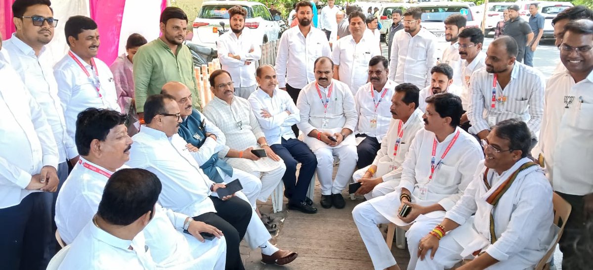BJPCSNCity's tweet photo. छत्रपती संभाजीनगर-जालना स्थानिक स्वराज्य संस्था निवडणुकीचे भारतीय जनता पक्षाचे अधिकृत उमेदवार श्री. सुहास शिरसाठ यांना निवडून आणण्यासाठी महायुतीच्या सर्व नगरसेवकांची प्रबळ एकजूट.
#स्थानिक_स्वराज्य_संस्था_निवडणूक #LocalBodyElection #छत्रपति_संभाजीनगर #bjp #Leadership https://t.co/R3qFWMyMej