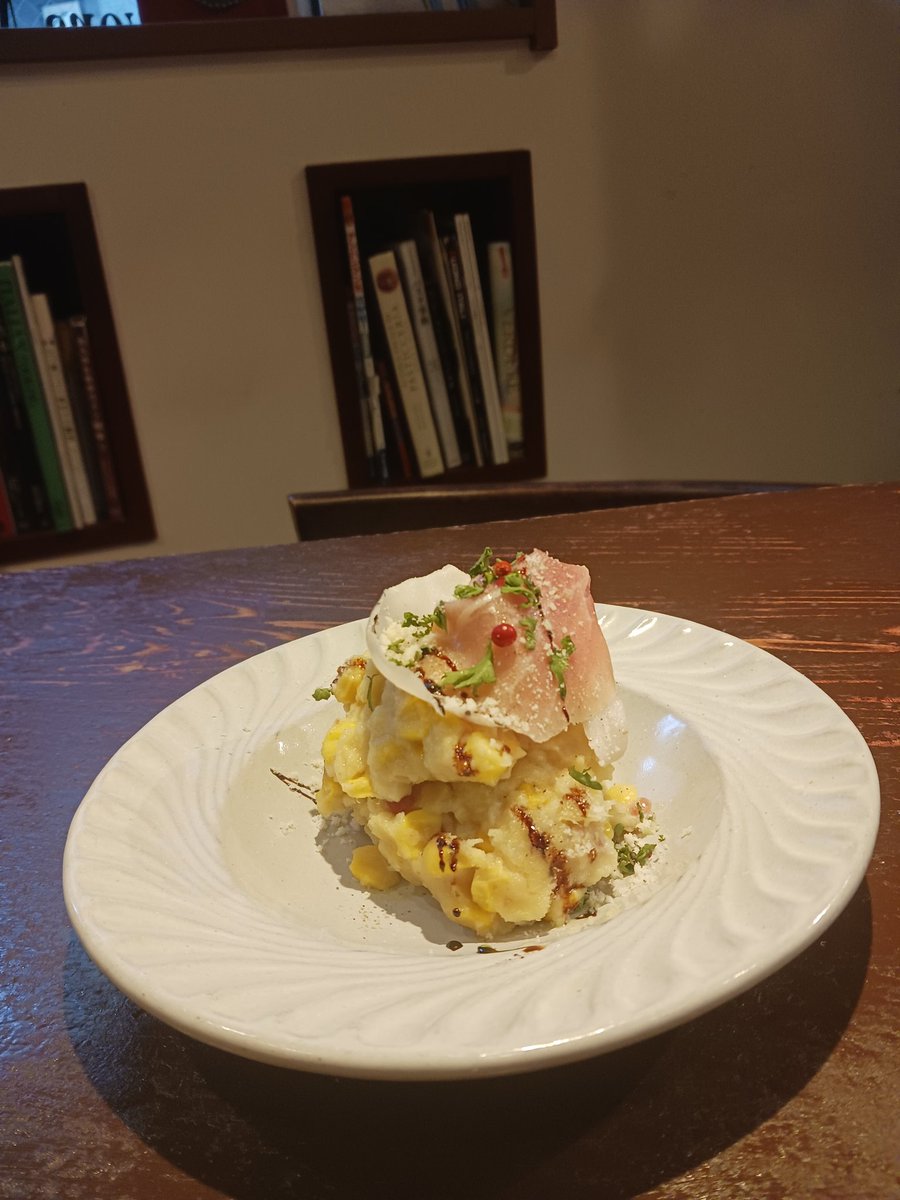 NonMassa's tweet photo. こんにちは☺️

トウモロコシと新じゃが、生ハムのポテトサラダ
あまじょっぱくて、美味しいやつ

さて今週末のご予約状況は

本日(木)　半分あきあり
19日(金)　カウンターあきあき
20日(土)　早い時間満席🈵️
　　　　　19時30分以降空きあり
21日(日)　お客様大大募集中！！

お待ちしております☺ https://t.co/X7VANP6qF5