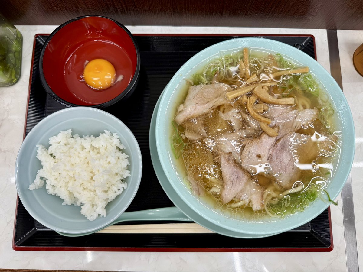 kamone718's tweet photo. 6/14(日)
新橋ニューともちんラーメン五反田駅前店
月見中華そば
+めし一杯無料(中)

今年のラーメン86杯目！
某所の某チャンラーメンと比較してもスープがしょっぱすぎず全てがちょうど良くて美味しかったです。五反田来たらまたくるかも。 https://t.co/VodorkCiPh