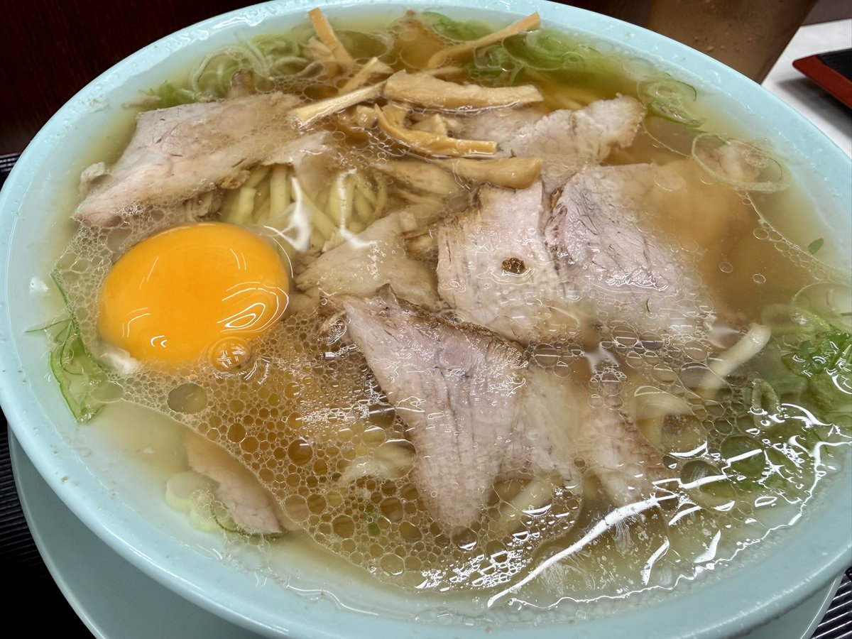 kamone718's tweet photo. 6/14(日)
新橋ニューともちんラーメン五反田駅前店
月見中華そば
+めし一杯無料(中)

今年のラーメン86杯目！
某所の某チャンラーメンと比較してもスープがしょっぱすぎず全てがちょうど良くて美味しかったです。五反田来たらまたくるかも。 https://t.co/VodorkCiPh