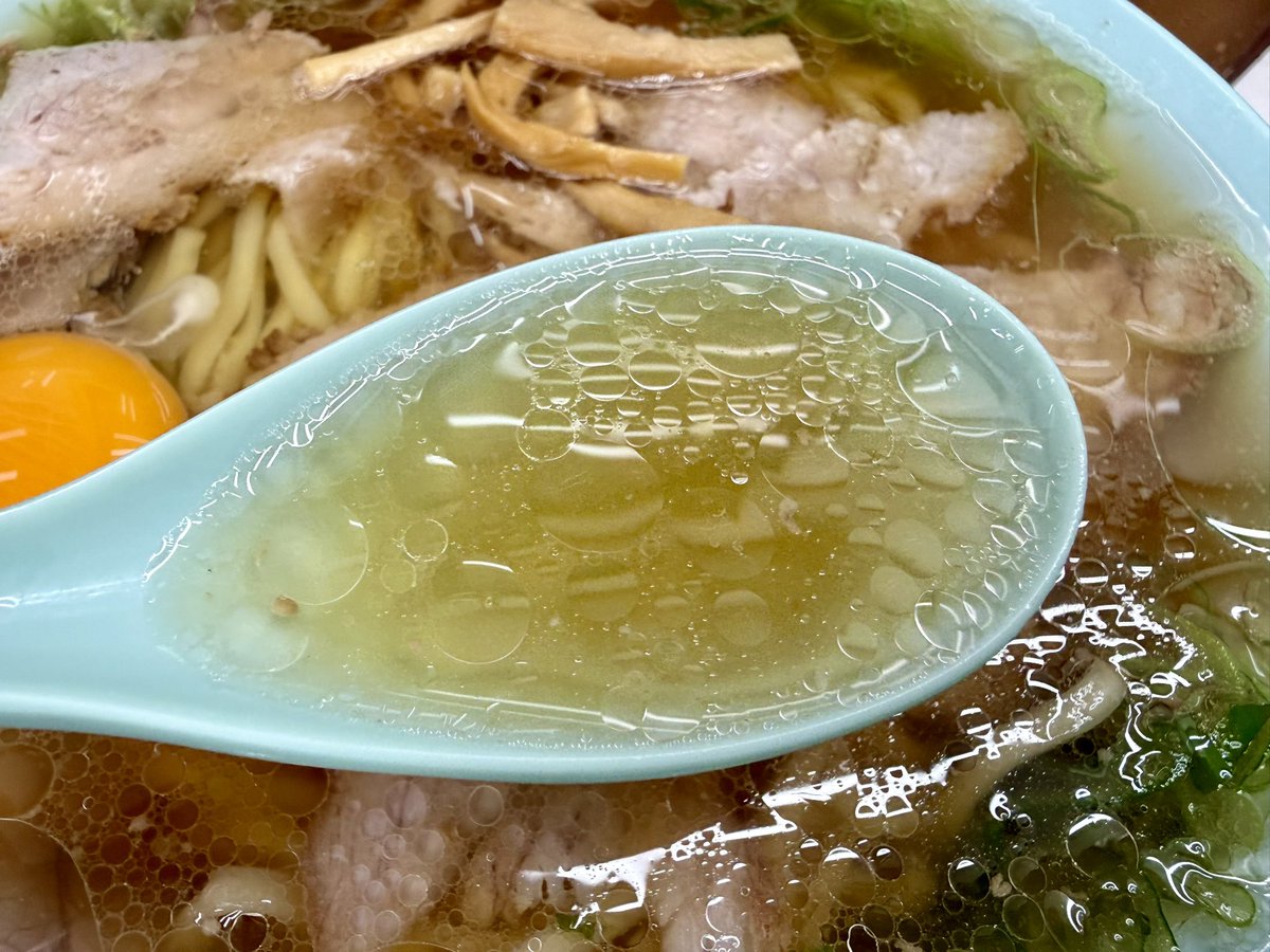 kamone718's tweet photo. 6/14(日)
新橋ニューともちんラーメン五反田駅前店
月見中華そば
+めし一杯無料(中)

今年のラーメン86杯目！
某所の某チャンラーメンと比較してもスープがしょっぱすぎず全てがちょうど良くて美味しかったです。五反田来たらまたくるかも。 https://t.co/VodorkCiPh