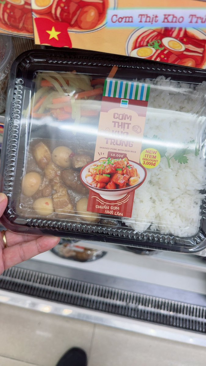 q0aby's tweet photo. ベトナム🇻🇳ファミリーマートさんのお弁当に、ベトナム料理のバリエーションが‼️
豚肉と卵、大根を煮た旧正月の定番料理😊 https://t.co/VGIrt4TKBH