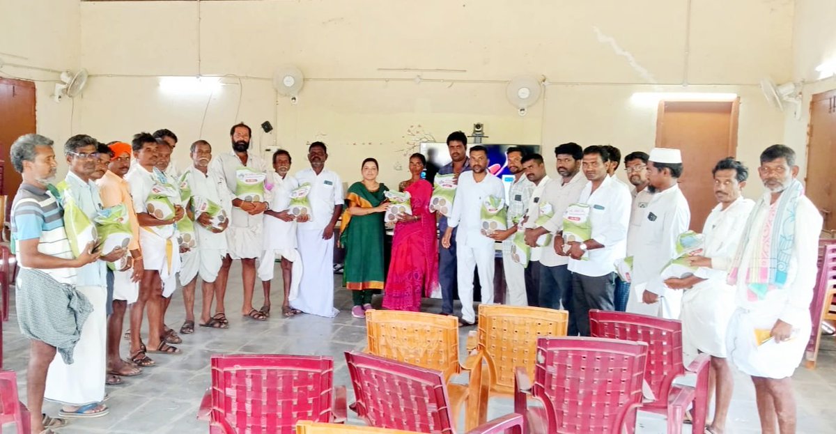 PrashanthiAEO's tweet photo. Distributed Redgram seed minikits At Nidugurthy Village Rythuvedika Utkoor mandal Narayanpet district.
Sarpanch garu Nidugurthy,  Sarpanch garu Thimmareddypalli Thanda and  Farmers Participated in this programme @collector_nrpt @Tummala_INC https://t.co/Xt1MnLKKzS
