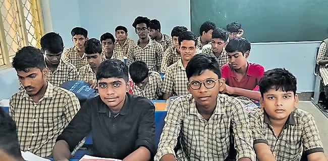 Trends4TDP's tweet photo. *ప్రభుత్వ బడిలో కలెక్టర్‌ గారి అబ్బాయి* 👨‍🎓🏫✨

📚 తరగతి గదిలో క్రిష్‌ ధరణ్‌రెడ్డి (నలుపు రంగు చొక్కా)

📰 న్యూస్‌టుడే, పార్వతీపురం పట్టణం:
🏛️ పార్వతీపురం మన్యం జిల్లా కలెక్టర్‌ ఎన్‌. ప్రభాకరరెడ్డి గారు తన కుమారుడు ఎన్‌. క్రిష్‌ ధరణ్‌రెడ్డిని ప్రభుత్వ బడిలో చేర్పించి, ఆదర్శంగా నిలిచారు. 👏🌟

🎓 ఈ విద్యార్థి విజయవాడలోని పడమట జడ్పీ ఉన్నత పాఠశాలలో తొమ్మిదో తరగతి పూర్తిచేశాడు. ఇప్పుడు 📖 పార్వతీపురంలోని డాక్టర్‌ దిండిగల్‌ వెంకట్‌రావు మెమోరియల్‌ మున్సిపల్‌ పాఠశాలలో పదో తరగతిలో చేరాడు. 🏫

👨‍⚖️ ఓ జిల్లా మేజిస్ట్రేట్‌ కుమారుడు తమ బడిలో చేరడంతో తమ బాధ్యత మరింత పెరిగిందని ప్రధానోపాధ్యాయుడు శ్రీధర్‌ గారు 🗣️ ‘న్యూస్‌టుడే’తో తెలిపారు.

🤝 గతంలో ఐటీడీఏ పీవోగా పనిచేసిన కూర్మనాథ్‌ గారు కూడా తన కుమారుడిని ఇదే పాఠశాలలో చదివించారు. 📚✨

🌿 ప్రభుత్వ పాఠశాలలపై విశ్వాసాన్ని పెంపొందించేలా ఉన్న ఈ నిర్ణయం పలువురికి ఆదర్శంగా నిలుస్తోంది. 👍🇮🇳🏫