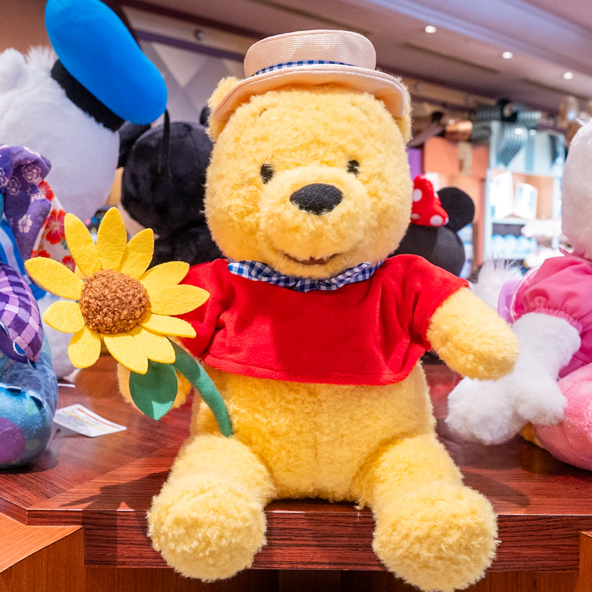 MezzoMikiD's tweet photo. ひまわりを持った夏らしい衣装！
東京ディズニーリゾート
新作くまのプーさんぬいぐるみ、ぬいぐるみバッジ販売中☆
https://t.co/qQjq1SWUaD https://t.co/h1RJI5r8lt