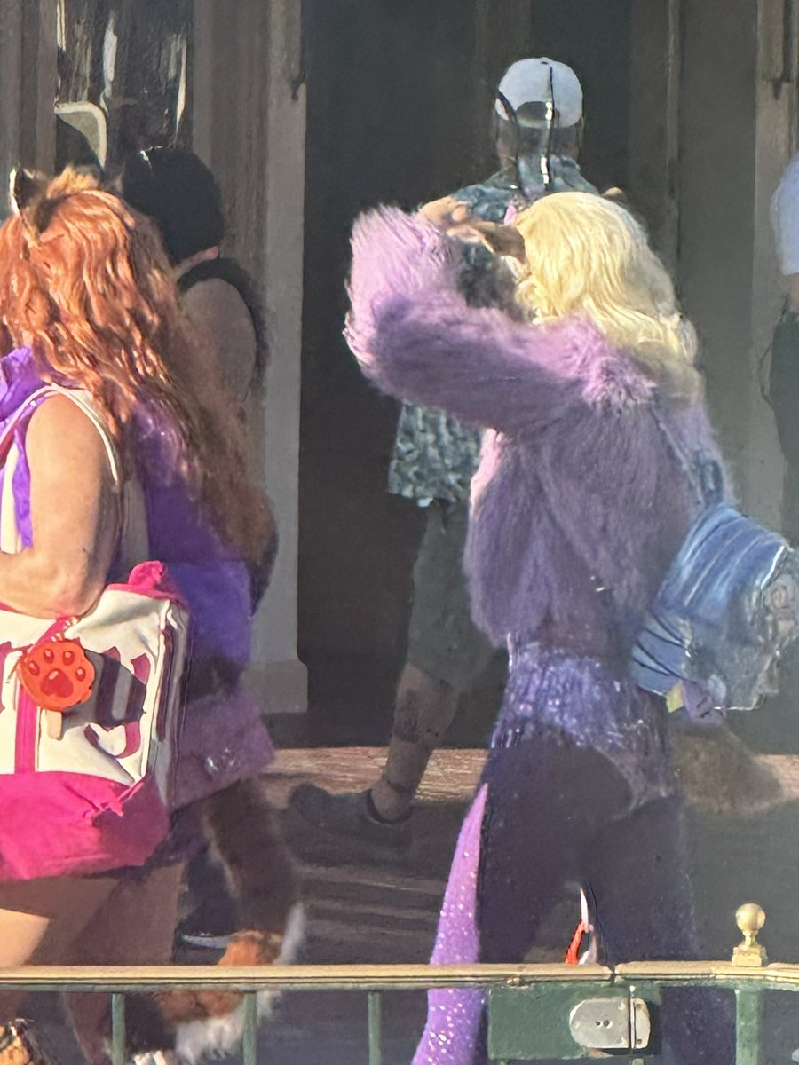 ClaireMax's tweet photo. We got paparazzi’d by a friend at Disneyland lol https://t.co/iwUPALLZrX
