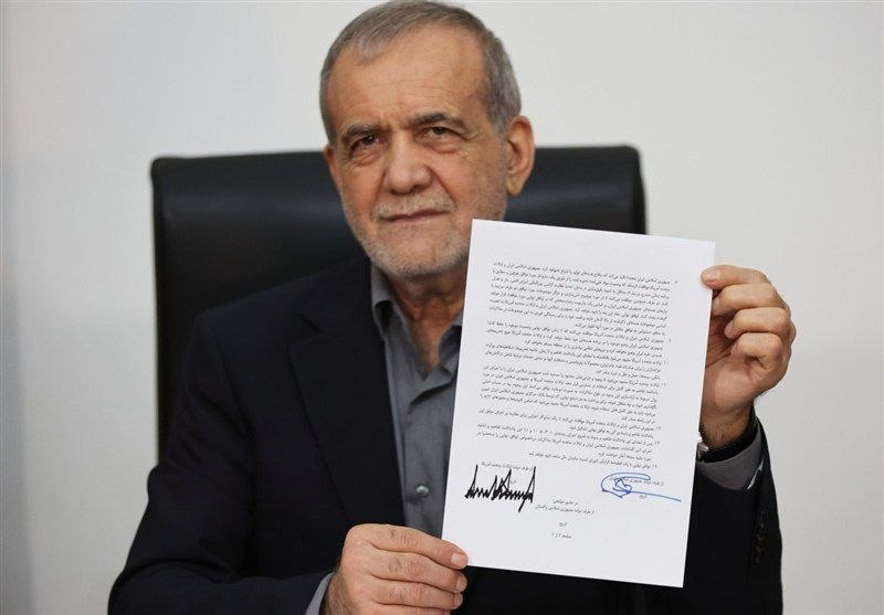 Jjlopez_almejo's tweet photo. El Seyyed Abbas @araghchi, ministro de Asuntos Exteriores de #Irán advirtió en #febrero de 2026, antes de los ataques de #EEUU: "Irán negocia de buena fe por segunda ocasión con #Washington, si nos atacan ahora y nos obligan a ir a la guerra, después, cuando la guerra termine, nos darán más concesiones de las que están ofreciendo ahora"...

Junio de 2026: 
EEUU acepta todas las condiciones de Irán, a pesar de que #Trump aseguraba que había destruido a las fuerzas armadas de Irán: la naval, aérea y terrestre. 
Ojo aquí
👇
Los 14 puntos clave:  
1. Terminación permanente de la guerra en todos los frentes, incluido Líbano, con EE.UU. e Irán comprometiéndose a no iniciar nunca operaciones militares contra el otro y a proteger la soberanía libanesa.  

2. Al menos 300 mil millones de dólares en fondos para la reconstrucción y el desarrollo económico de Irán, provenientes de EE.UU. y socios regionales.  

3. Terminación permanente de todas las sanciones, incluidas las resoluciones del Consejo de Seguridad de la ONU, las resoluciones del Consejo de la IAEA y todas las sanciones primarias y secundarias unilaterales de EE.UU.  
4. Liberación total de todos los fondos y activos congelados de Irán, hasta un total de 100 mil millones de dólares, con el Banco Central de Irán designando a los beneficiarios. 

5. Administración soberana iraní sobre el Estrecho de Ormuz con solo una exención de 60 días para el libre tránsito, tras la cual Irán comenzará a cobrar tarifas de tránsito a cada buque comercial.  

6. Eliminación total del bloqueo naval de EE.UU. en 30 días y retirada de todas las fuerzas de EE.UU. de todas las bases de EE.UU. alrededor de Irán en 30 días después del acuerdo final.  

7. Irán retiene toda su infraestructura de enriquecimiento con solo el material almacenado existente que deberá ser diluido in situ bajo supervisión de la IAEA, sin nuevas concesiones en su compromiso existente con el TNP.  

8. El programa de misiles de Irán y el apoyo a los grupos de la Resistencia se excluyen explícitamente del alcance de la negociación del acuerdo final.  

9. Reconocimiento mutuo de la soberanía y no injerencia en asuntos internos, legitimando formalmente al régimen iraní.  

10. EE.UU. se compromete a no imponer nuevas sanciones y no desplegar fuerzas adicionales en la región mientras Irán mantiene el statu quo de su programa nuclear actual.
  
11. Exenciones inmediatas del Tesoro de EE.UU. para el crudo iraní, productos petrolíferos y todos los servicios bancarios, de seguros y de transporte.
  
12. La firma del viernes activará un período de negociación de 60 días para el acuerdo final, prorrogable por consentimiento mutuo.
  
13. Mecanismo ejecutivo conjunto para monitorear la implementación y el cumplimiento del acuerdo final.
  
14. El acuerdo final será respaldado por una resolución vinculante del Consejo de Seguridad de la ONU.

Usted juzgue quién tuvo razón a final de cuentas.