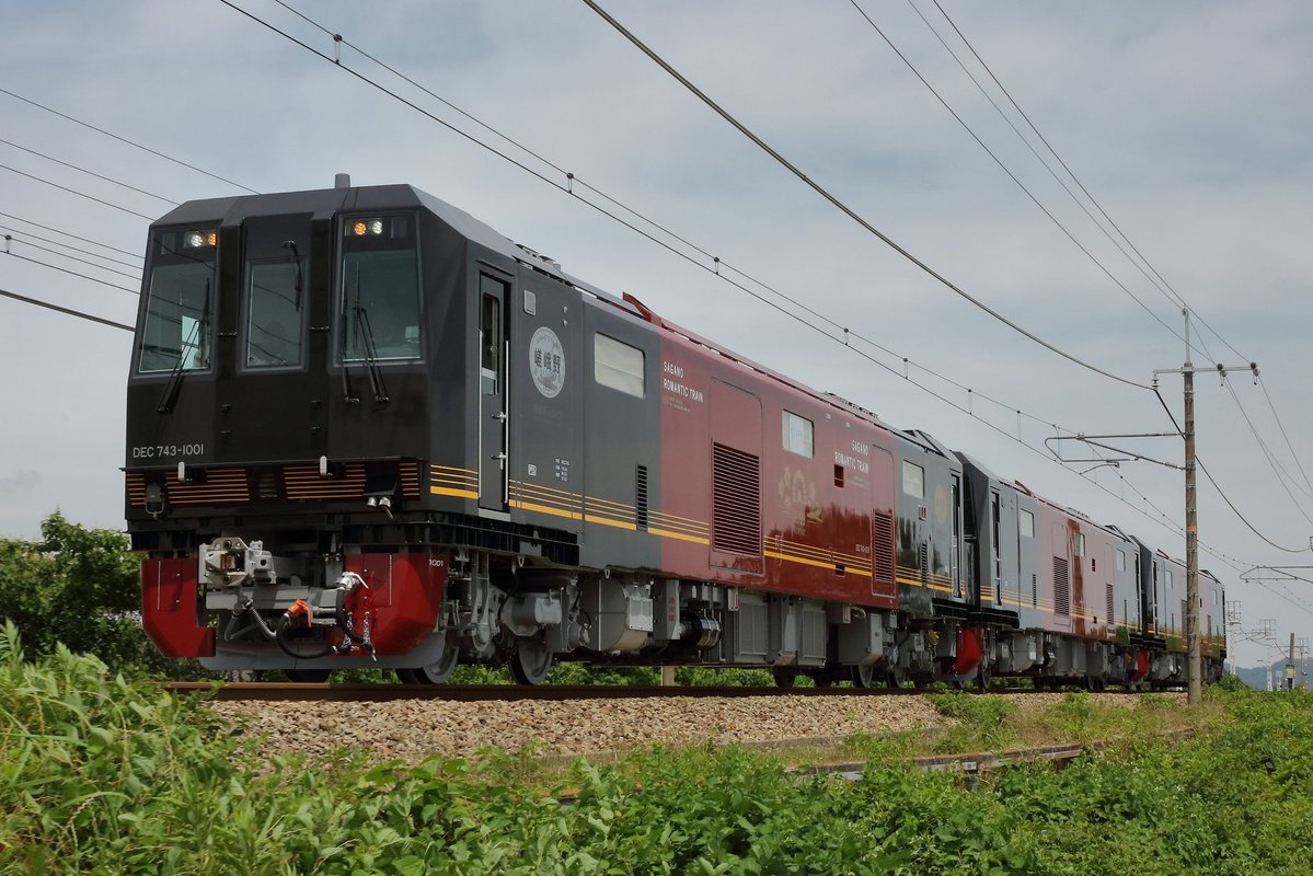210EP's tweet photo. 6/18の試9941DはDEC743(落成試運転)❗️

朝から程よい曇り空の割には、蒸し暑い一日となった今日は、DEC743形 電気式気動車の、近畿車輌出場(落成)試運転です。
車番は下り方から、1001号 + 7号 + 8号の3輌でした。
当初、国鉄ディーゼル色を期待していましたが、今日は嵯峨野観光鉄道色でした。 https://t.co/JOImwfWTyv