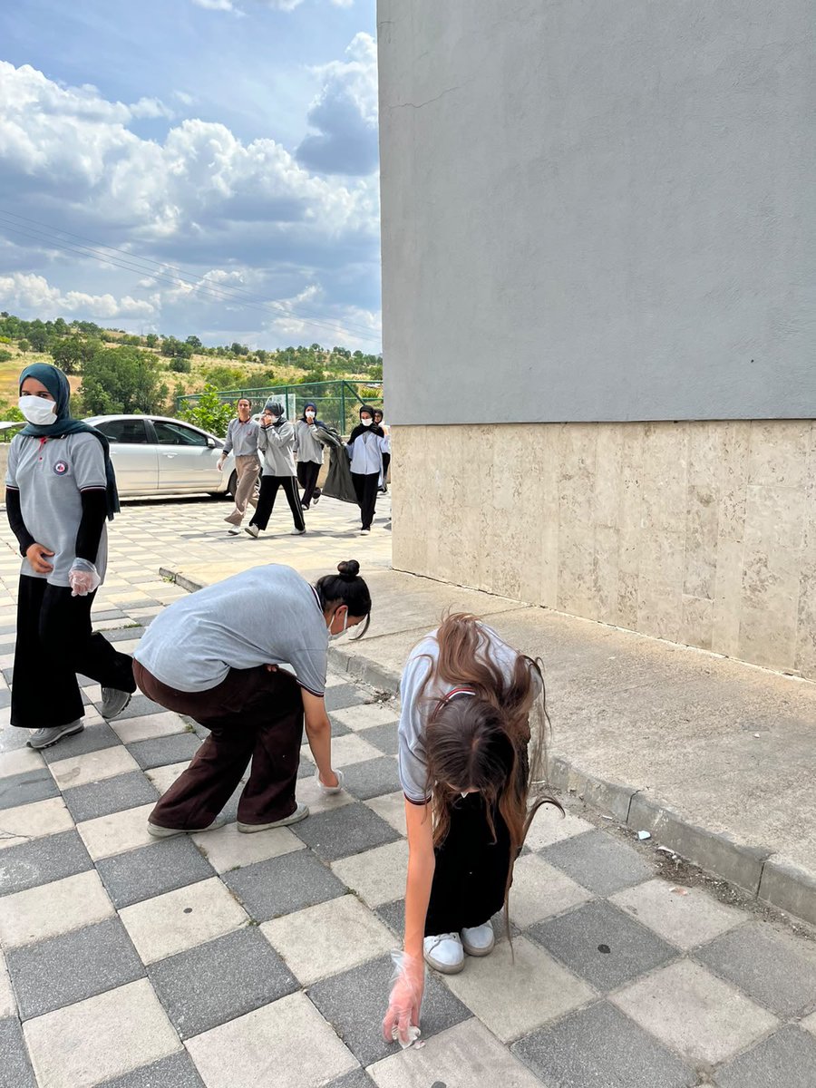 HBanadolulisesi's tweet photo. Daha yaşanabilir bir dünya için üreten ve harekete geçen öğrencilerimiz geleceğe umut oldu. Yeşil vatan geleceğe çare projesi kapsamında Okul bahçemizi el birliğiyle temizleyerek çevremize karşı sorumluluklarımızın bilinciyle hareket ettik.
#BenimOkulumGeleceğeÇare #ÇevreFest https://t.co/xp8W61yrHX