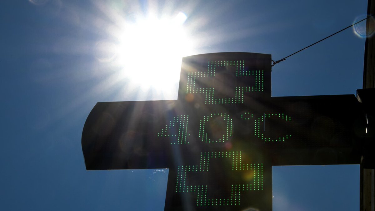 BFM_Alsace's tweet photo. 🔴 EN DIRECT
Canicule: les 40°C attendus dès cet après-midi, 26 départements placés en vigilance orange
https://t.co/2syvqhu2AJ https://t.co/1in4RxJvJH