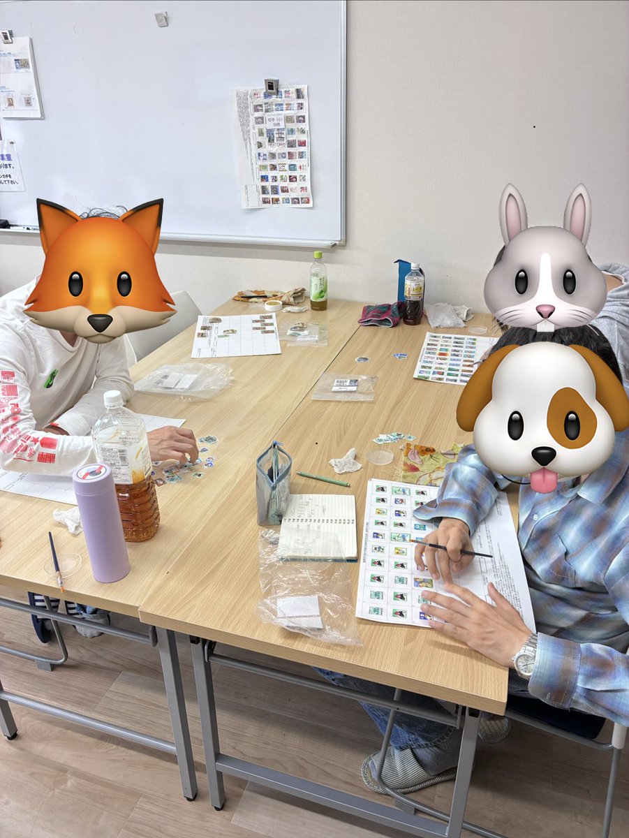 Life_Relife_ac's tweet photo. 我孫子市の就労継続支援A型事業所ライフリライフです🍀今回はリライフ作業所内の切手の貼り作業の様子をお伝えします！切手を1枚1枚台紙に貼る作業です。細かい作業ですが、毎日みんなとても綺麗に仕上げています✨️
他にもポスティングやシール貼りなどのお仕事もしています！📮 https://t.co/fj3xG1bkVE