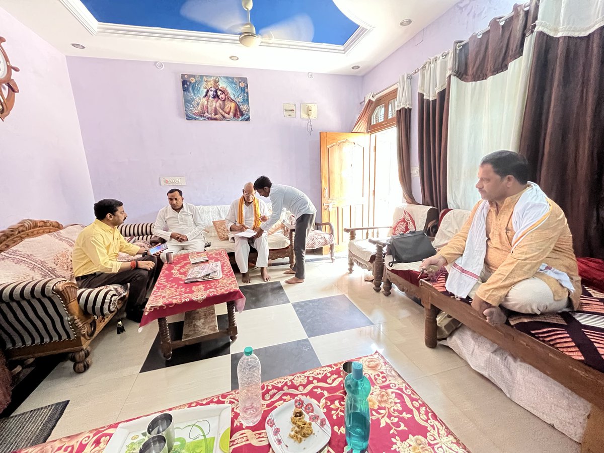 JitendrasMLC's tweet photo. #जनतादर्शन 
आपका विश्वास हमारा प्रयास
जनहित सर्वोपरि

आज 18 जून,चरखारी आवास पर प्रतिदिन की भांति आज अपने निर्धारित दिनचर्या जनता दर्शन में पधारे देवतुल्य क्षेत्रवासियों की समस्याएं सुनीं। 

साथ ही, संबंधित अधिकारियों को जनसमस्याओं के निराकरण हेतु निर्देश दिए। https://t.co/3lzASEUn6G