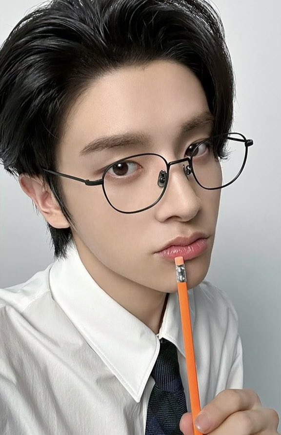 ilovjakez's tweet photo. jake in glasses is my biggest weakness😵‍💫 https://t.co/fn8kwNzKUt