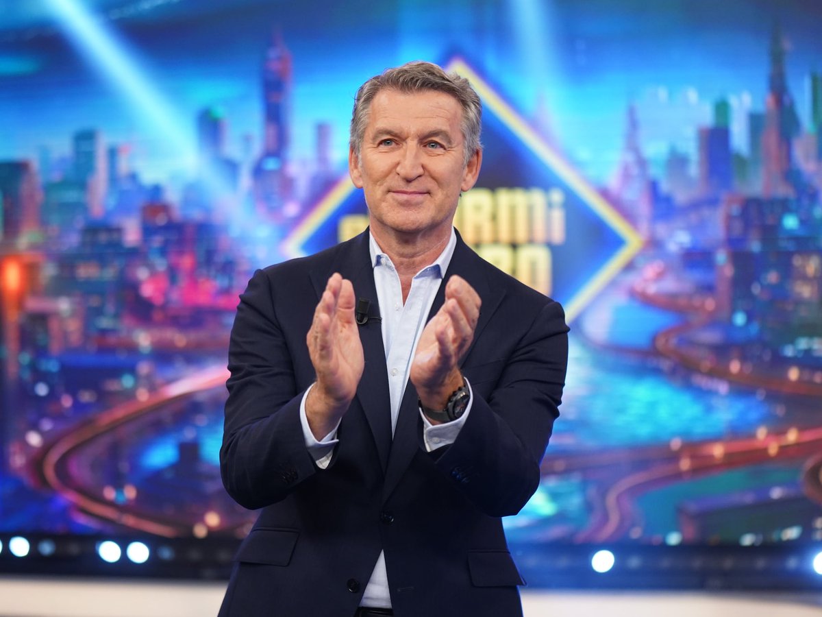 LaJuliJustri's tweet photo. Anoche, "el gallego tibio" dijo claramente en @El_Hormiguero que si llega a presidente del gobierno mantendrá las políticas de género y LGTB 
Un motivo suficiente para volver a votar a @vox_es 
#SoloQuedaVox https://t.co/X2h5aqs4Es