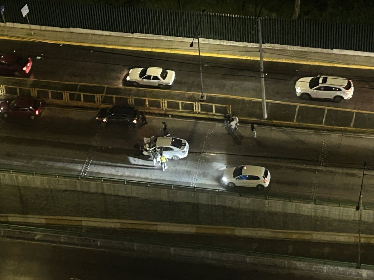 Angiegarp's tweet photo. Choque sobre la carretera México Toluca, tráiler choca con automóvil y se da a la fuga https://t.co/0t7XN21hY7