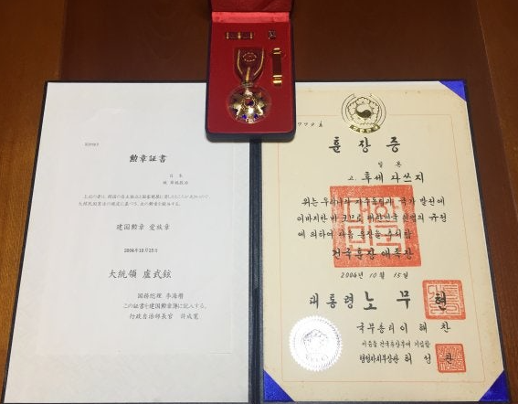LifeBeLikeThatX's tweet photo. 日本人の良心と呼ばれた男がいました。

彼には
大韓民国建国勲章愛族章が追贈されました。
彼は日本人でした。

しかし、日本帝国の側には立ちませんでした。

朝鮮が国を奪われ、
日本帝国主義が朝鮮半島を押さえつけていた時代。

多くの日本人は
その侵略を秩序と呼び、
植民地支配を文明だと飾り立てました。
しかし、彼は違いました。

彼の名は
布施辰治。
1911年。
韓国併合から
まだ間もない時期でした。

彼は、こんな文章を書きました。

「朝鮮の独立運動に敬意を表す」
当時の日本人にとって、
朝鮮の独立運動は反乱でした。

しかし布施辰治にとって、
それは敬意を表すべき抵抗でした。

そのために彼は、
日本の警察から取り調べを受けました。
それでも彼は止まりませんでした。

1919年2月8日。

東京で在日朝鮮人留学生たちが
朝鮮の独立を宣言しました。

二・八独立宣言。
その青年たちを弁護した人物が、
まさに布施辰治でした。

1923年には、
義烈団の金始顕の弁護を担当しました。
1924年には、
日本の皇居二重橋に爆弾を投げた
金祉燮義士を弁護しました。

1926年には、
朴烈と金子文子を弁護しました。
天皇と皇族を爆殺しようとしたという容疑でした。

布施辰治は日本の大審院特別法廷で、
証拠不十分を理由に無罪を主張しました。

同じ年、
羅州宮三面の農民たちが
東洋拓殖会社に奪われた土地を取り戻そうとした時も、
彼は朝鮮農民の側に立ちました。

1927年には、
日本警察による拷問の蛮行を告発した
朝鮮共産党事件の被告たちの法律業務を助けました。
彼は朝鮮人留学生のそばに立ち、
義烈団のそばに立ち、
農民のそばに立ち、
政治犯のそばに立ちました。

その代償は大きいものでした。

弁護士資格停止、三回。
投獄、二回。

それでも彼は止まりませんでした。
布施辰治は日本人でした。

しかし、帝国主義者ではありませんでした。
国籍は日本でしたが、
良心は植民地の民衆の側にありました。
私たちが日本を批判する理由は、
日本人だからではありません。

侵略を美化し、
植民地支配を否定し、
被害者の苦痛を嘲笑する態度のためです。
その時代にも、
何が正しく、何が間違っているのかを知っていた日本人はいました。

問題は国籍ではありません。

真実の前で、
どちら側に立ったのかです。