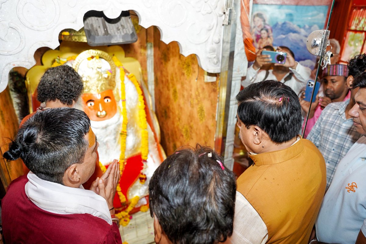 DrMohanYadav51's tweet photo. आज इंदौर स्थित प्राचीन श्री वीरगढ़ी हनुमान मंदिर में दर्शन-पूजन कर जगत के मंगल व कल्याण की कामना की। 

इस अवसर पर यहां प्राचीन बावड़ी का निरीक्षण किया। सभी नागरिकों से जल स्रोतों के संरक्षण व संवर्धन के पुण्य अभियान में सहभागी बनने का आह्वान किया। https://t.co/TOXAp5L6SZ