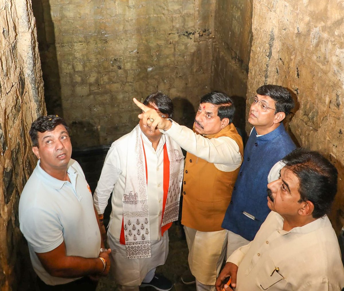 DrMohanYadav51's tweet photo. आज इंदौर स्थित प्राचीन श्री वीरगढ़ी हनुमान मंदिर में दर्शन-पूजन कर जगत के मंगल व कल्याण की कामना की। 

इस अवसर पर यहां प्राचीन बावड़ी का निरीक्षण किया। सभी नागरिकों से जल स्रोतों के संरक्षण व संवर्धन के पुण्य अभियान में सहभागी बनने का आह्वान किया। https://t.co/TOXAp5L6SZ